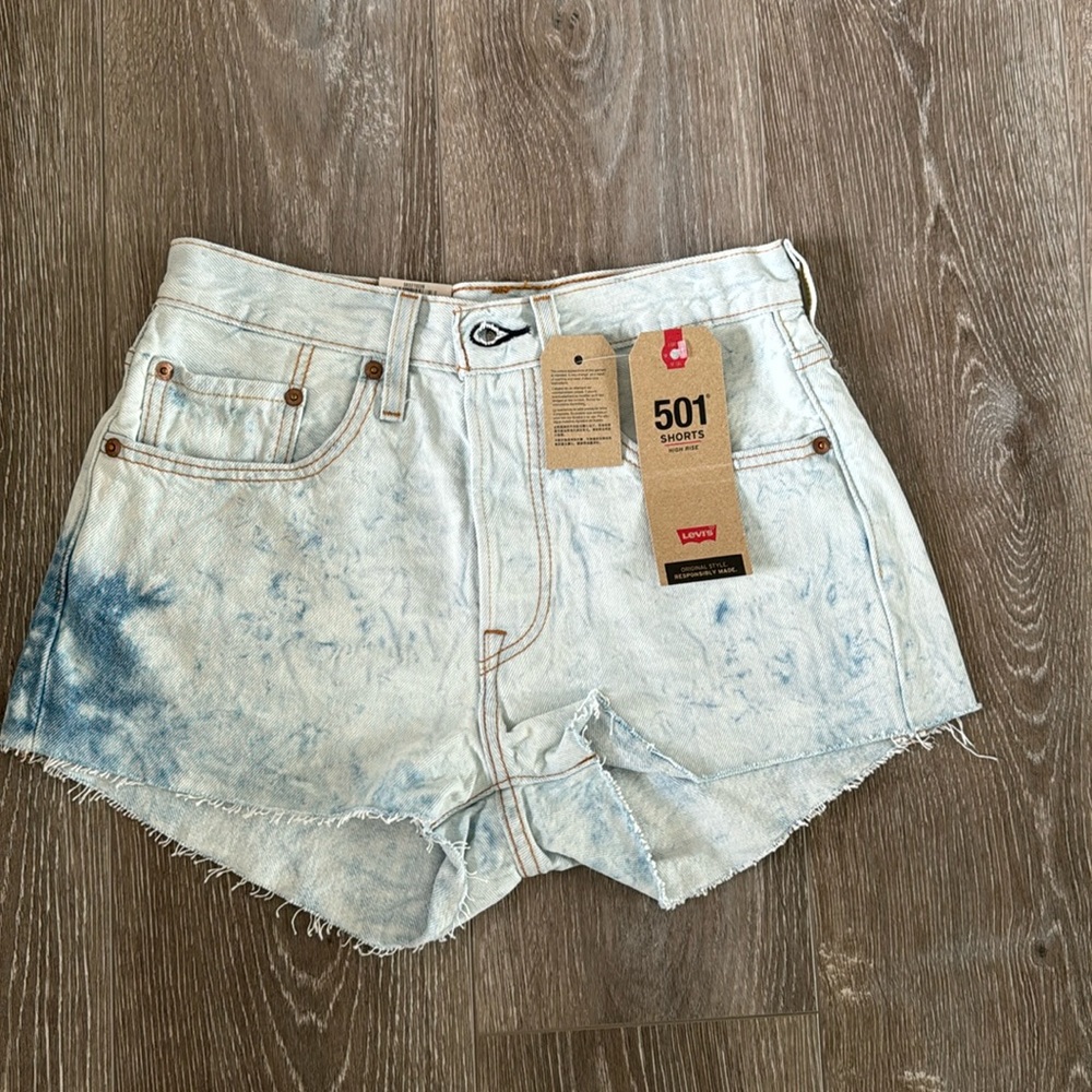 Women Levi’s Blue Acid Wash Jean Shorts Size 26